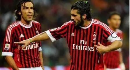 王曼昱3-0横扫李恩惠，发挥稳定，技术多样，孙颖莎等队友观战学习。