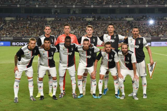 埃基蒂克助攻涉手球争议，主裁观看VAR核查