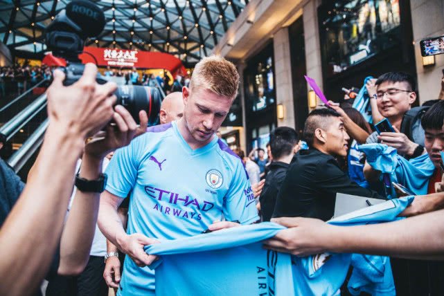 随迈阿密国际夺冠，德保罗赛后剪下主场球网留念