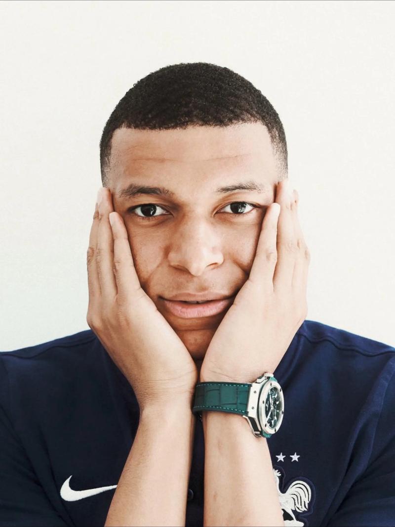 球报：利雅得胜利已就签下B费展开初步接触，钱不是问题