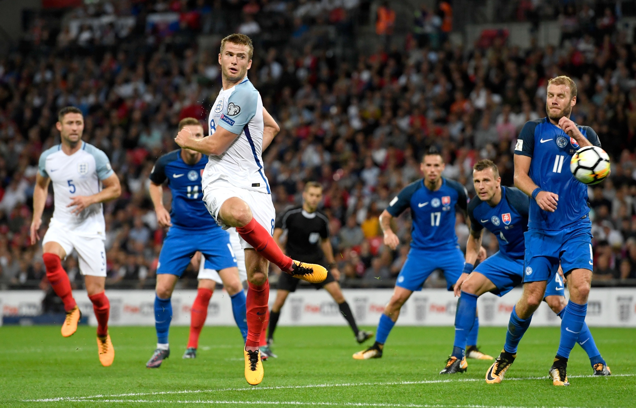 卫报：美国企业家斯图尔特和说唱歌手狗爷成为斯旺西小股东（卫报称：美国企业家斯图尔特与说唱歌手狗爷入股斯旺西，成为小股东）