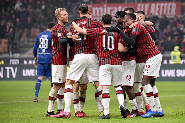 尤文全队和球迷一起出现在登机口，斯帕莱蒂和球迷们友好互动