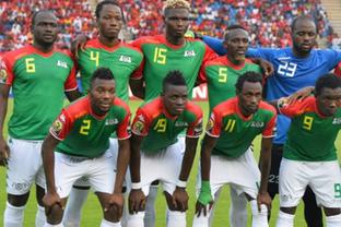 真要走了？孙兴慜在赛后领奖前多次拒绝佩戴队长袖标