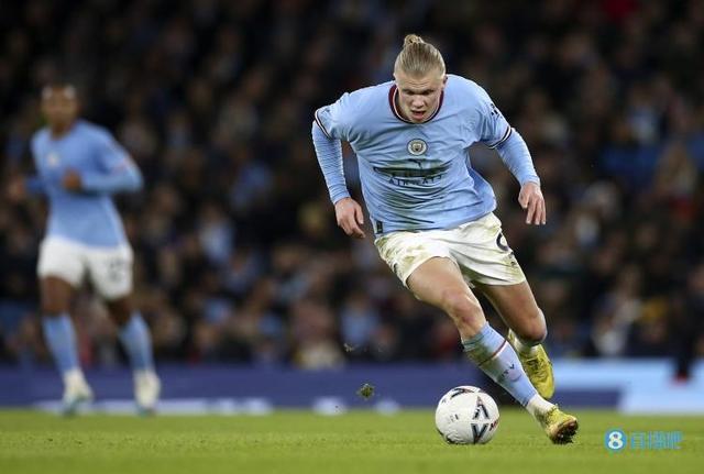 门将扑出点球，全场掌声雷动