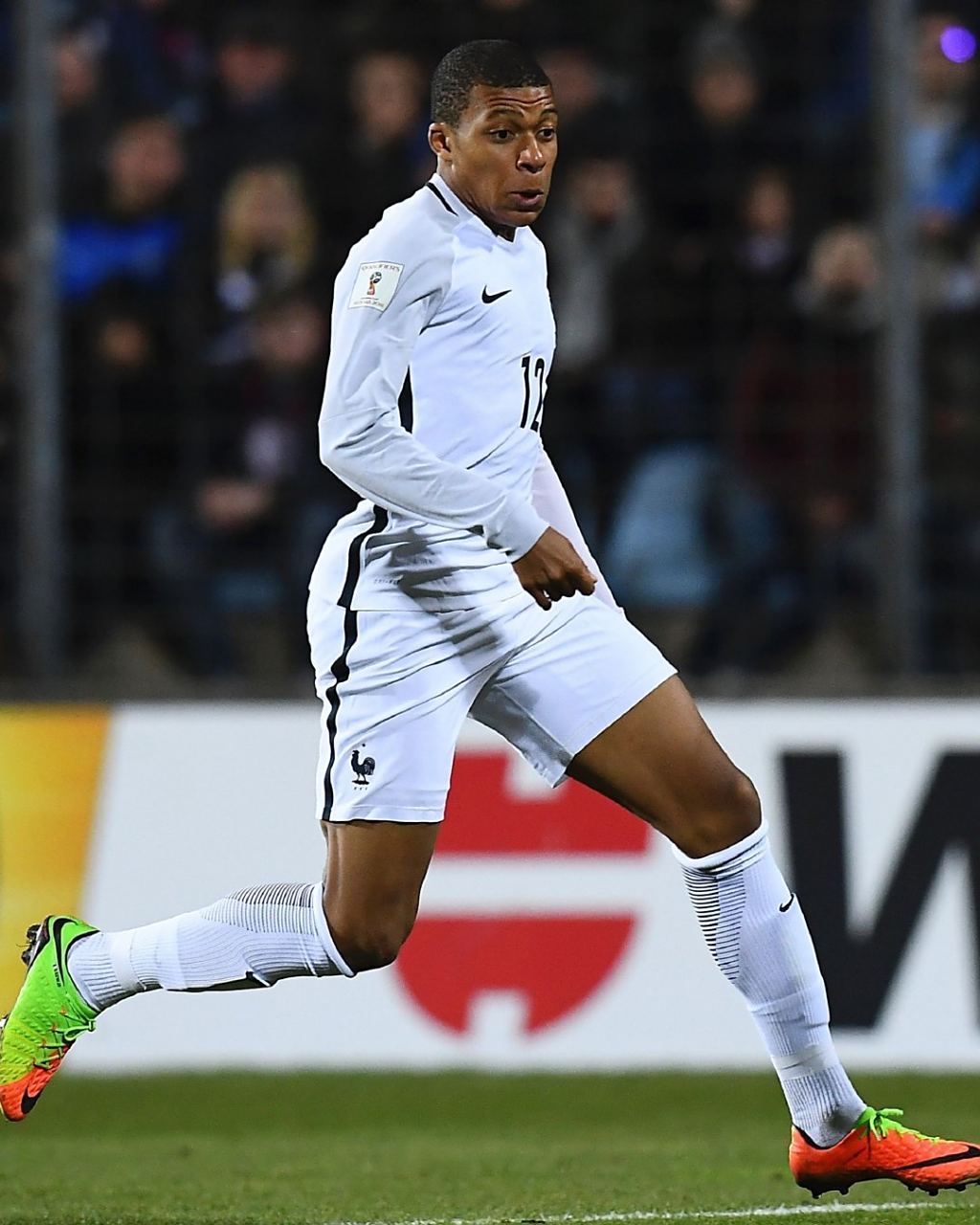 和三笘薰合影的11岁小球员有日本和法国血统，出自吉田麻也担任院长的青训机构